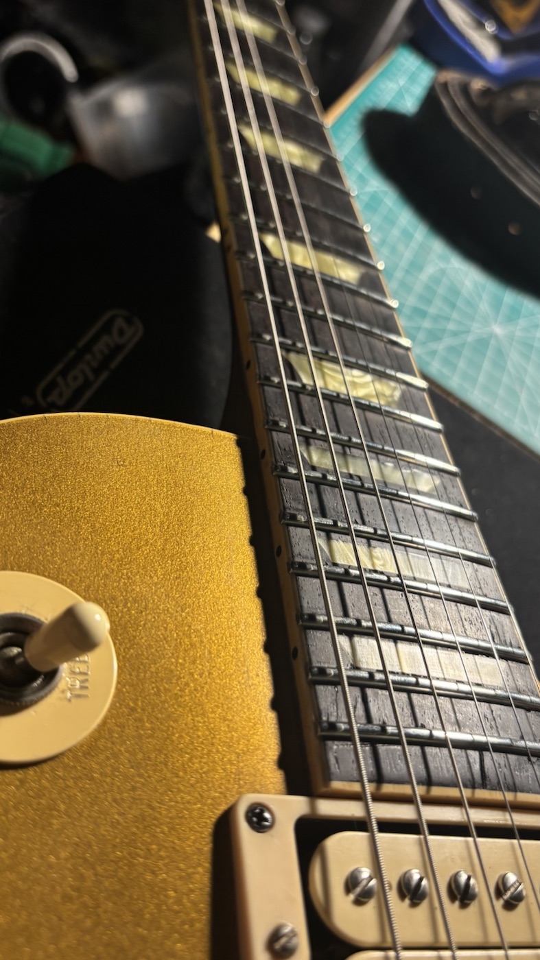 Gold Les Paul guitar